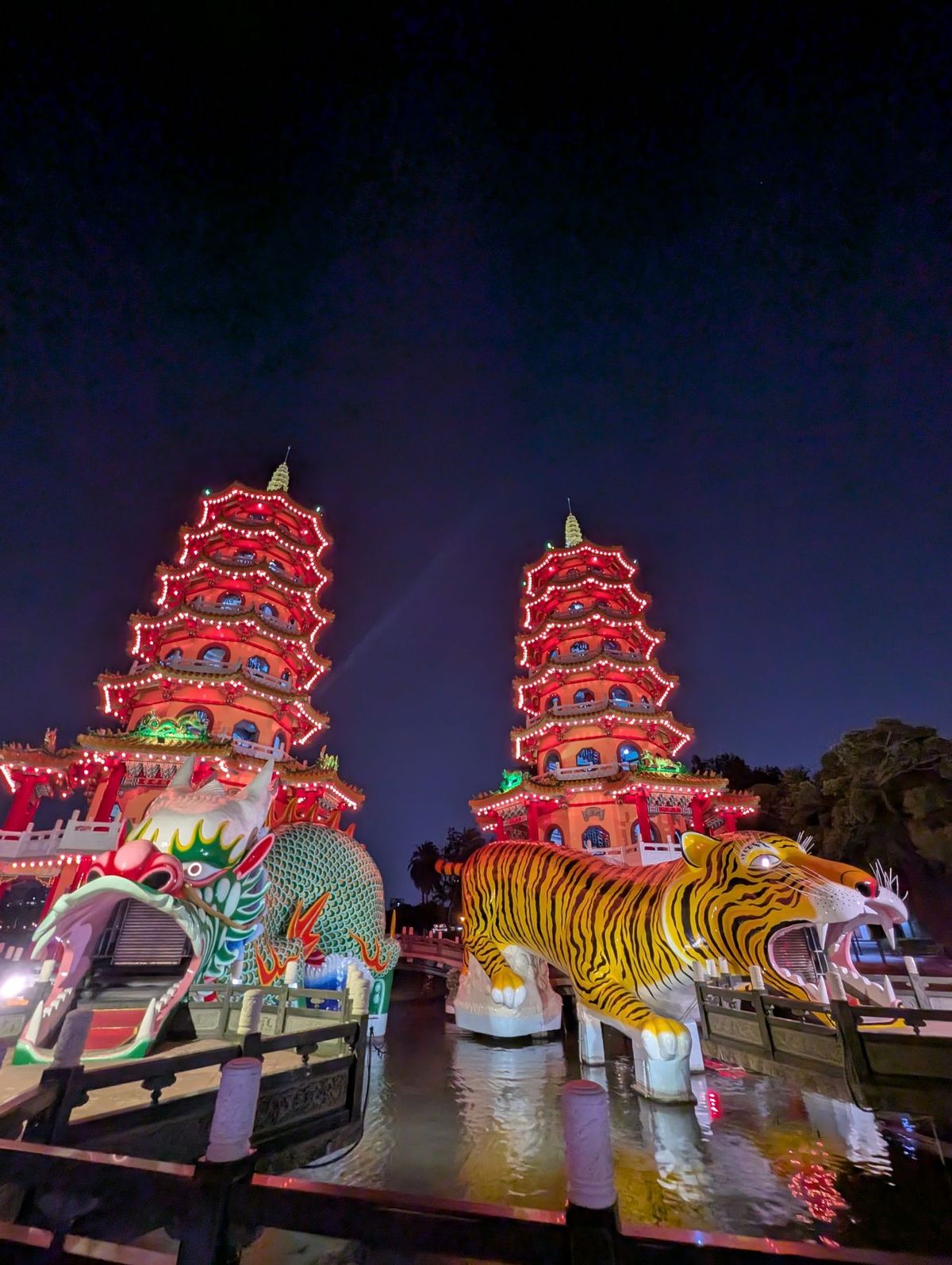 3日目後半
高雄へ移動。高雄駅、夕日の見える磯、龍虎塔、三鳳宮を巡って最後...