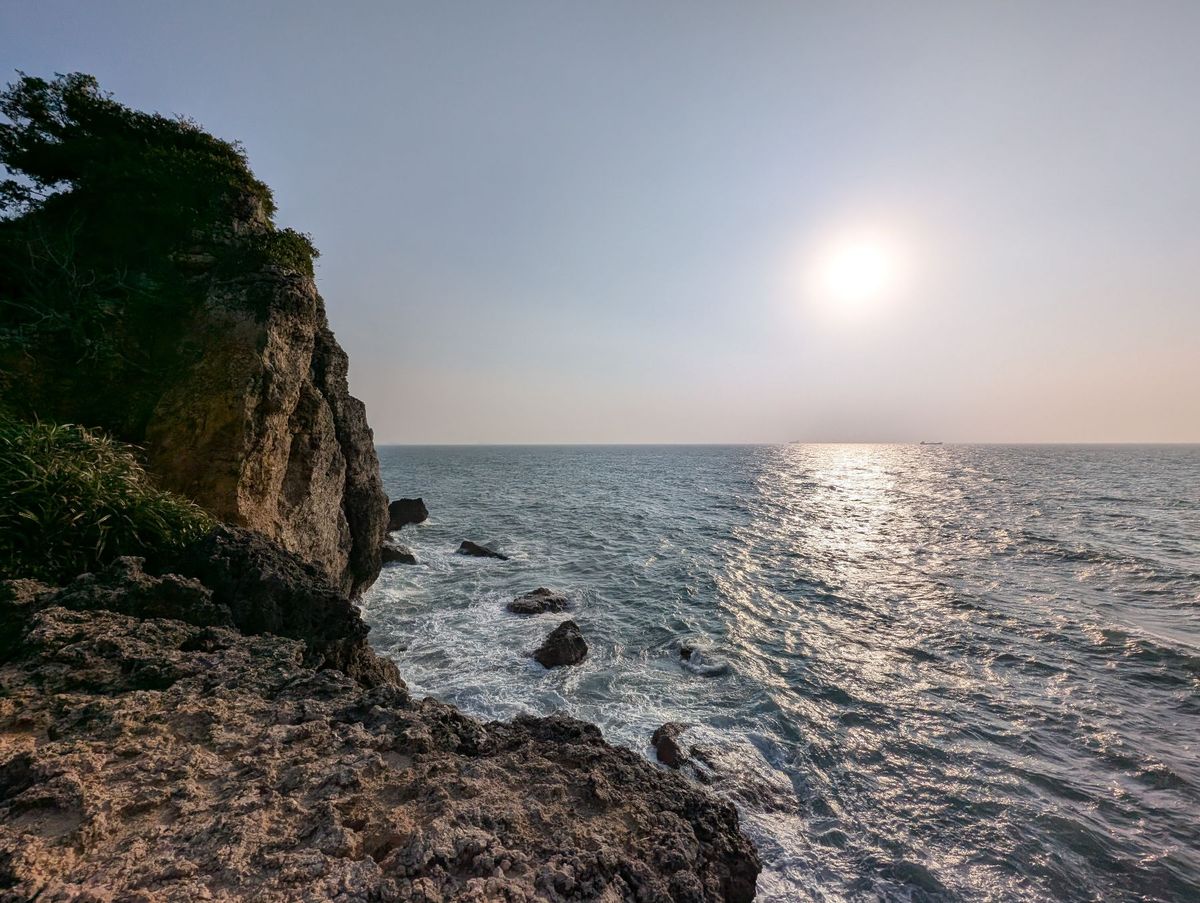 3日目後半
高雄へ移動。高雄駅、夕日の見える磯、龍虎塔、三鳳宮を巡って最後...
