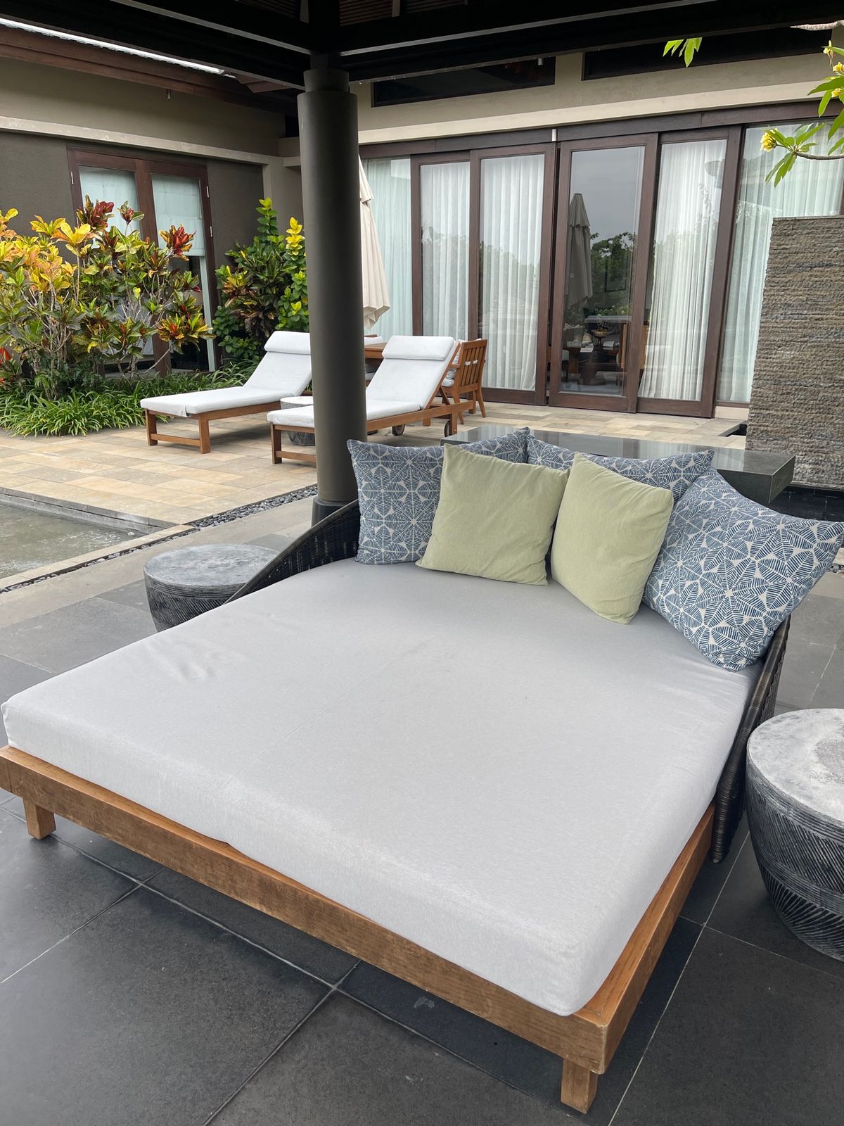 ウェルカムフルーツに名前の焼印が入ってココナッツ
ココナッツはコンシェルジ...