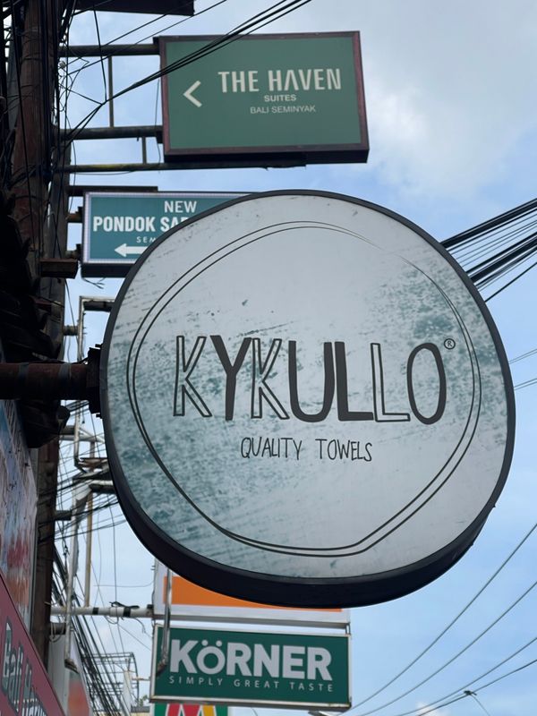 シンガポール・シンガポール「バリ」の写真：空港にスーツケースを預けてクタで買い物
...