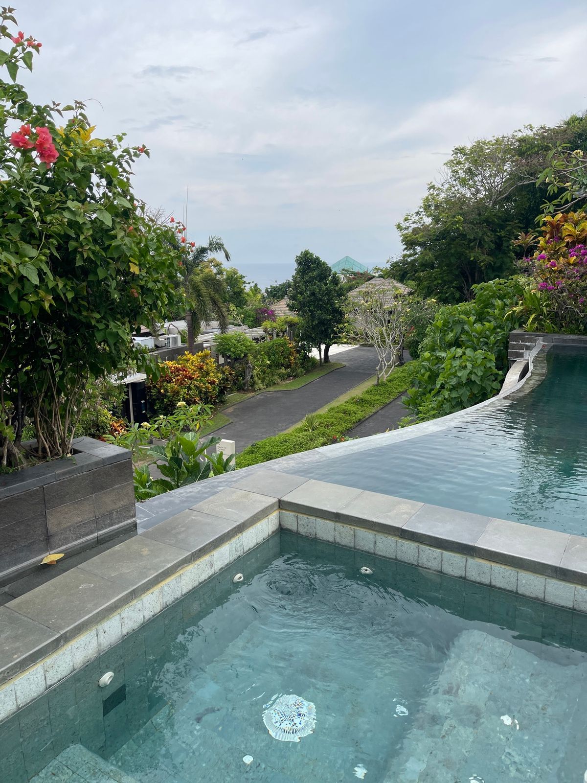 ウェルカムフルーツに名前の焼印が入ってココナッツ
ココナッツはコンシェルジ...