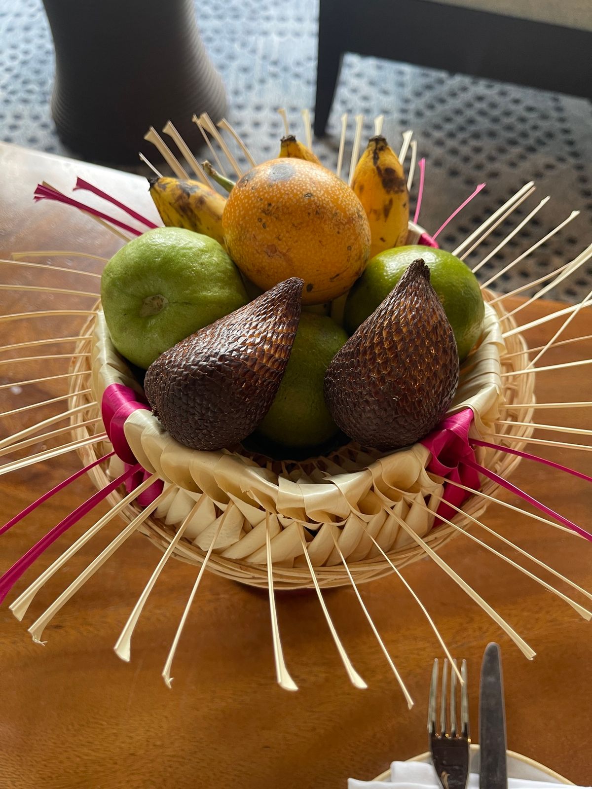 ウェルカムフルーツに名前の焼印が入ってココナッツ
ココナッツはコンシェルジ...