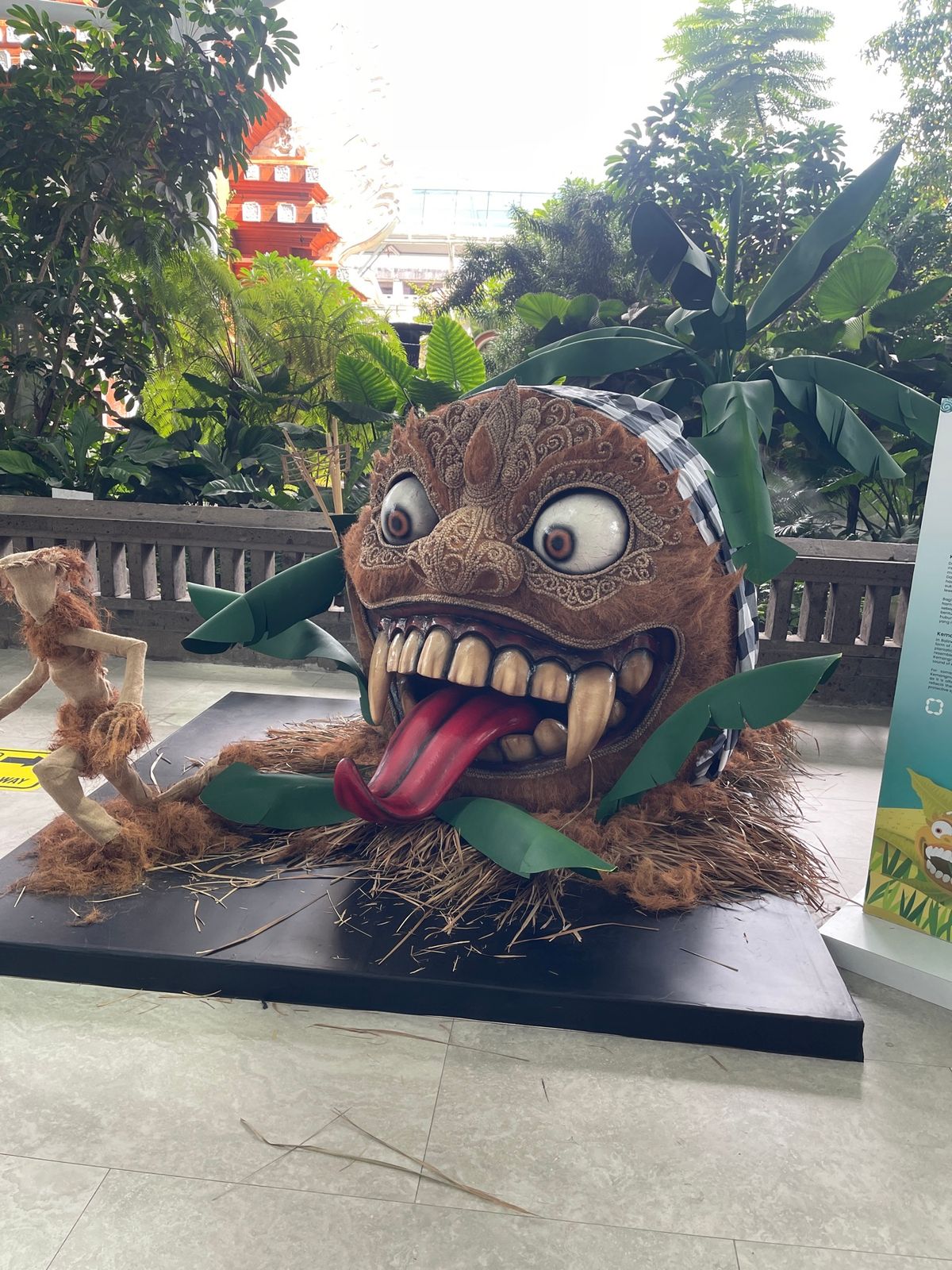 飛行機遅れてチャンギでギリのトランジット
チャンギ発の機内食は美味い😋
デ...