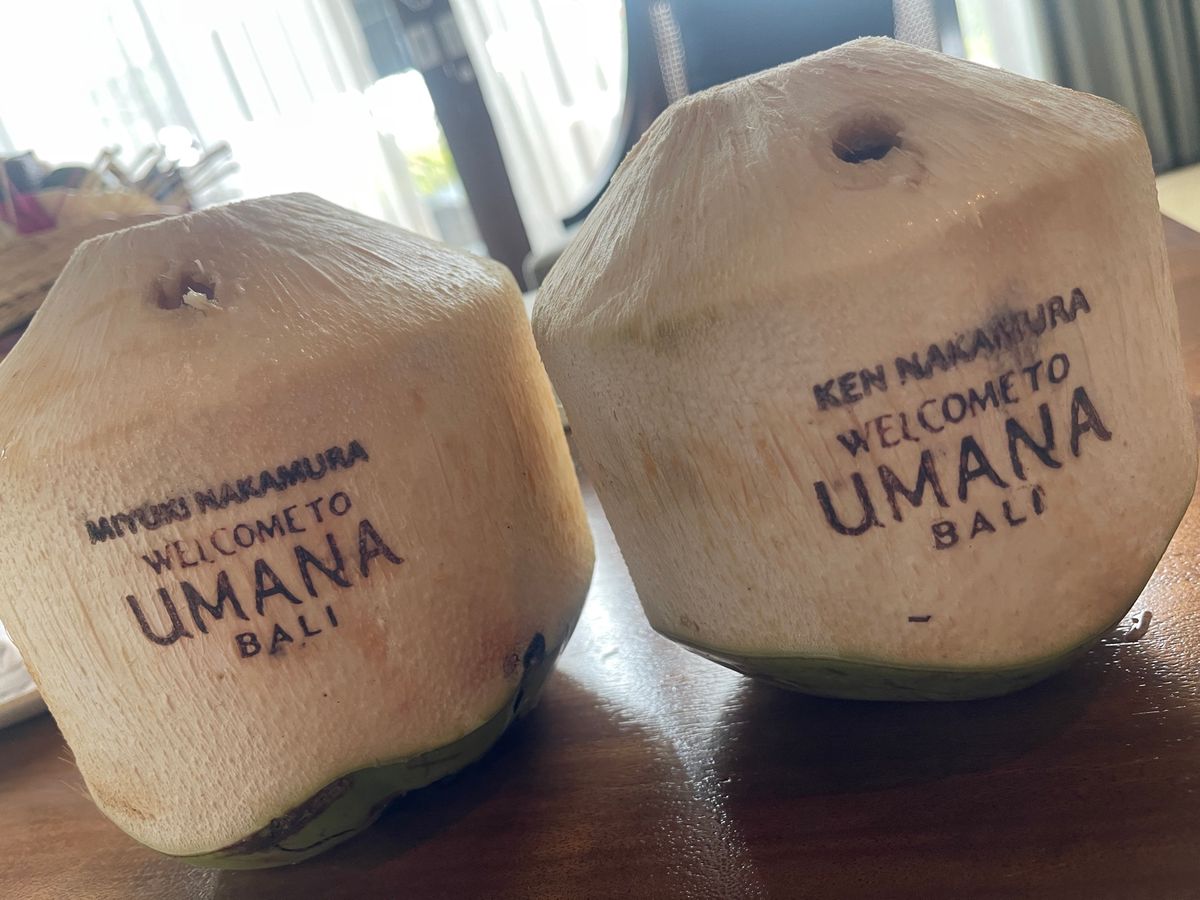 ウェルカムフルーツに名前の焼印が入ってココナッツ
ココナッツはコンシェルジ...