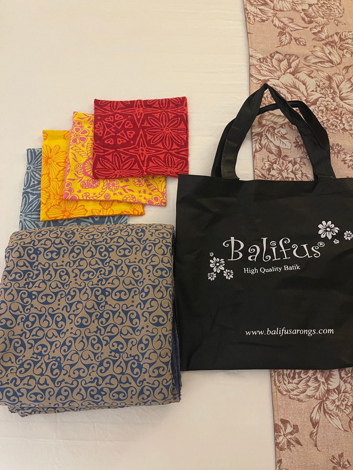 空港にスーツケースを預けてクタで買い物
移動ほすべてグラブ
ビンタンスーパ...