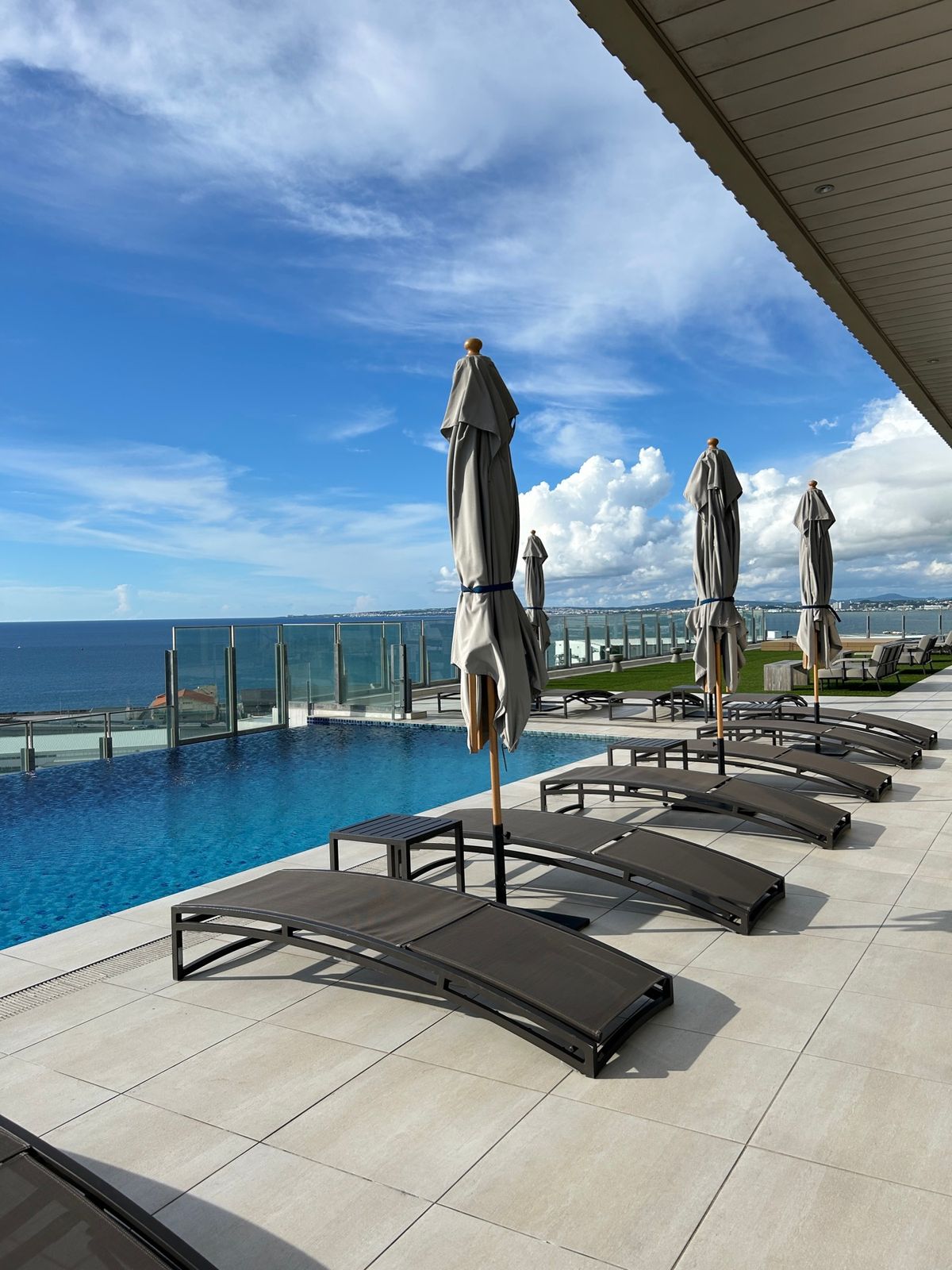 ひめゆり〜琉球ガラス〜ホテルのプール🏊