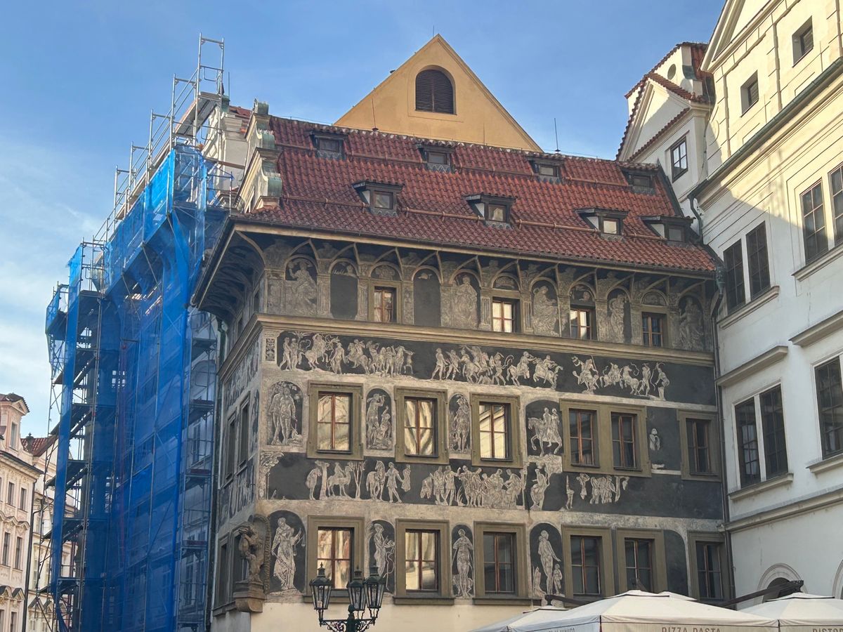 天文時計の前は人集りが凄くて撮影するのも大変でした。
4枚目はルネサンス建...