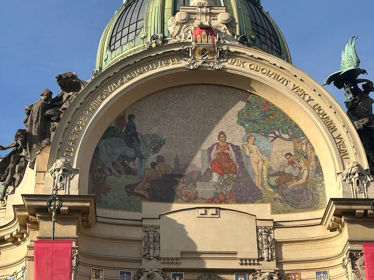 ミュシャが手掛けた『市長の間』が見たくて、市民会館ヘ。
事前の調べが足りて...