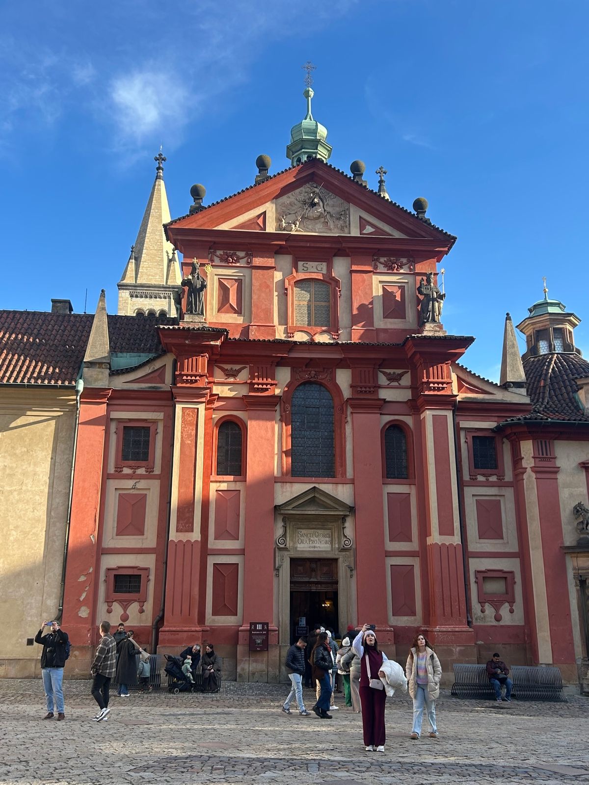 ２日目はプラハ城に行って来ました。
聖ヴィート大聖堂は本当に美しくて、ずっ...