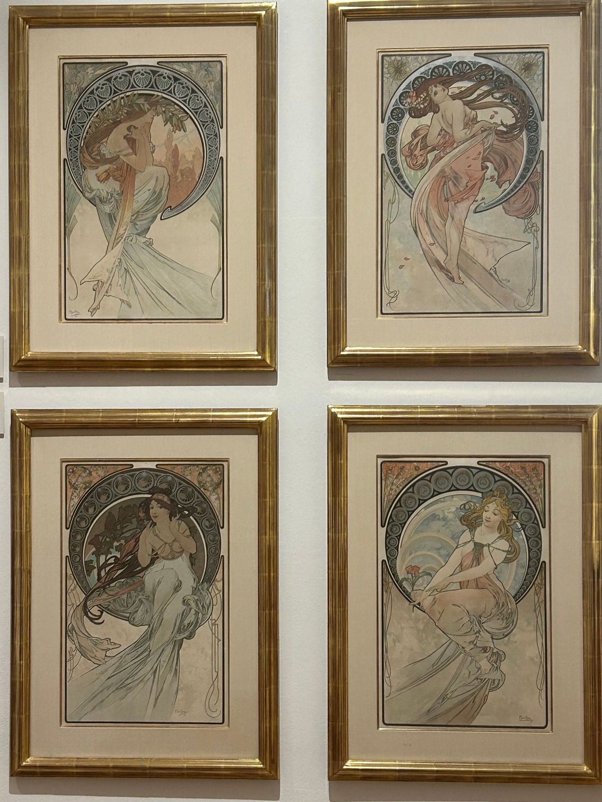 ３日目はまず『ミュシャ美術館』ヘ。
いまプラハには二つのミュシャ美術館があ...