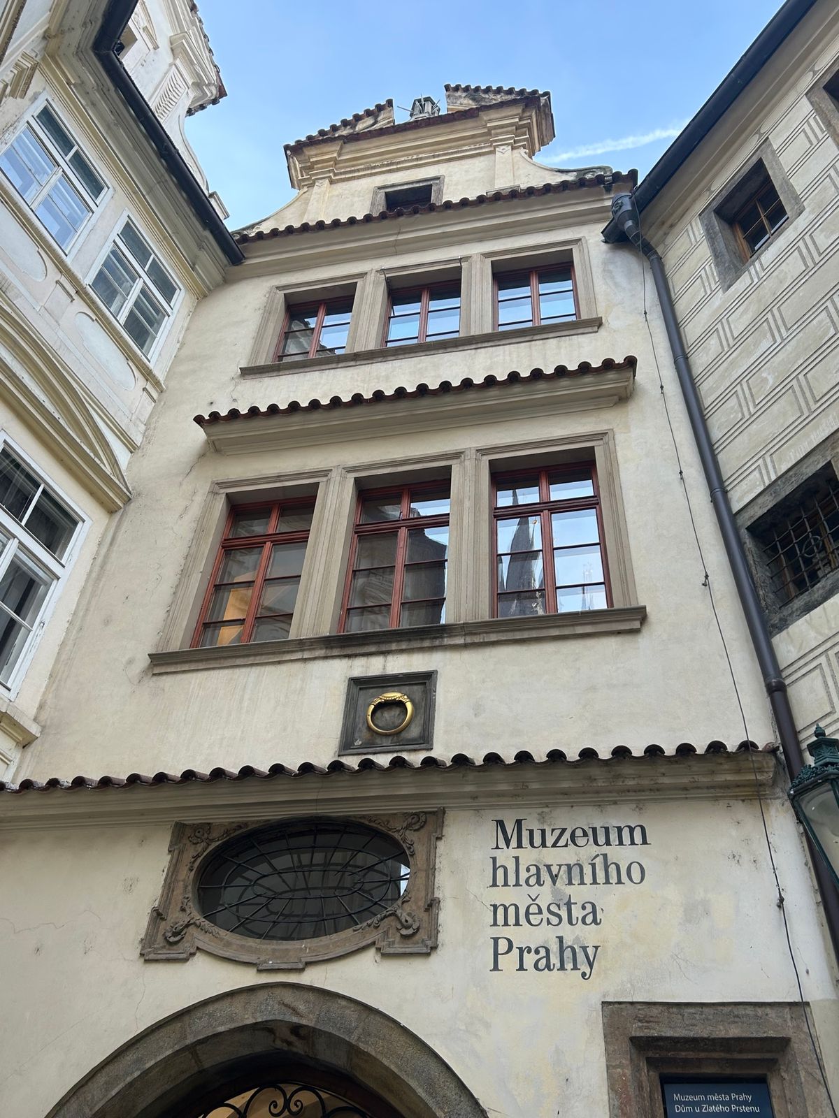 1枚目は、プラハにしかない世界で唯一のキュビズム建築『黒い聖母の家』
一階...