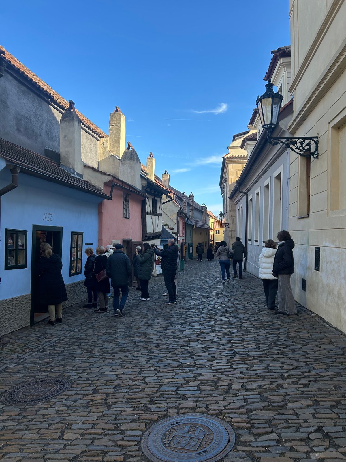 ２日目はプラハ城に行って来ました。
聖ヴィート大聖堂は本当に美しくて、ずっ...