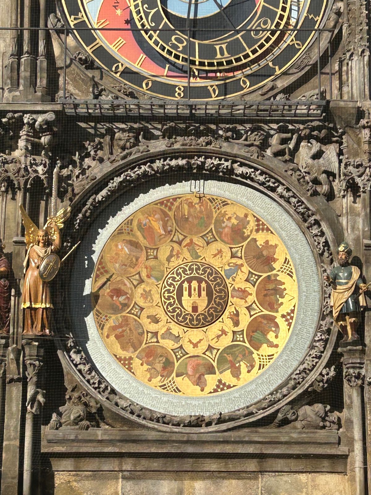 天文時計の前は人集りが凄くて撮影するのも大変でした。
4枚目はルネサンス建...