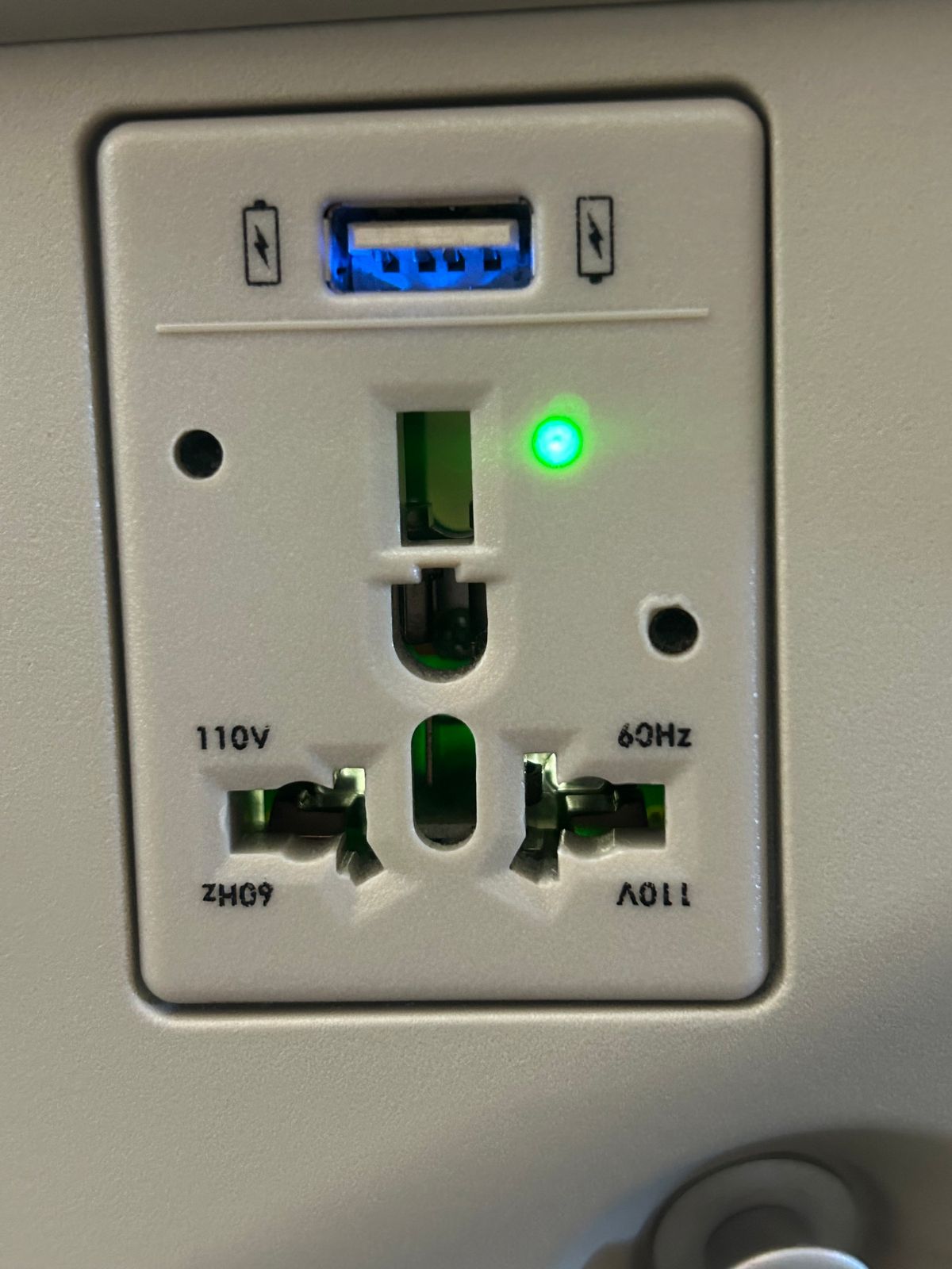 今回はエミレーツ航空でドバイでトランジットしてプラハへ。
今年、中東系の二...