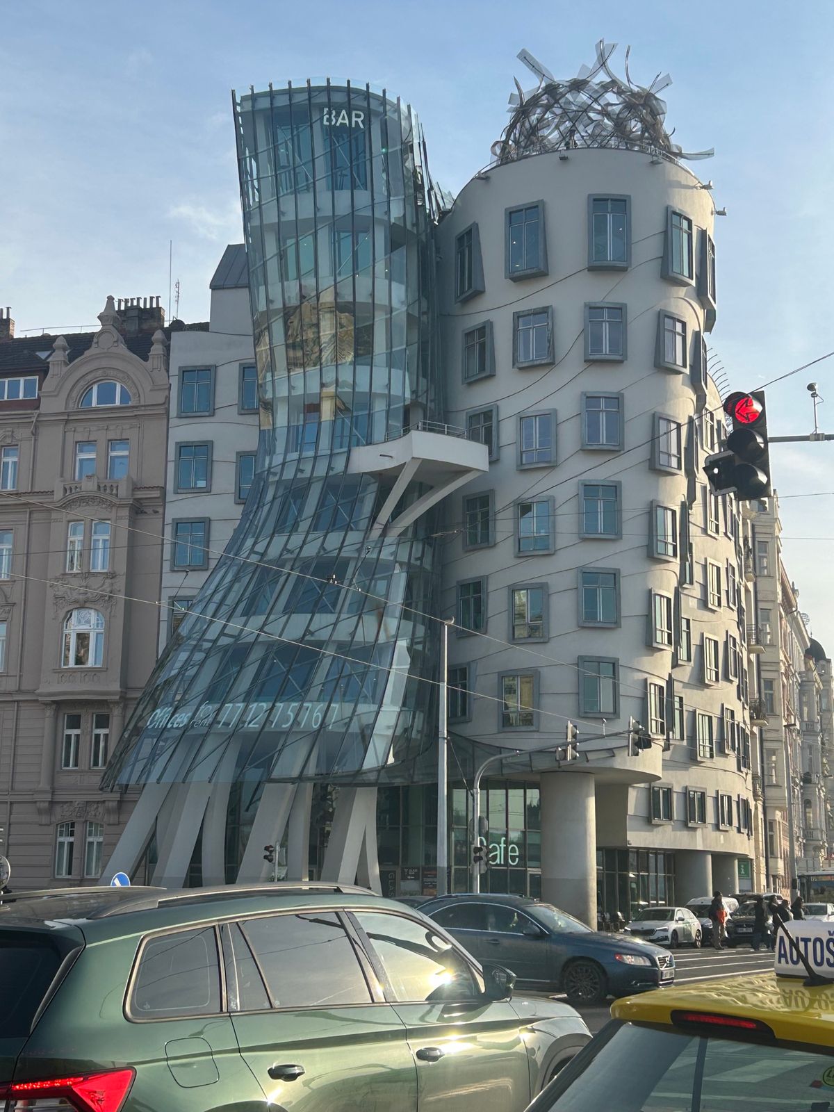 思ったより早くプラハ城が終了したので、トラムを途中で降りてダンシング・ハウ...