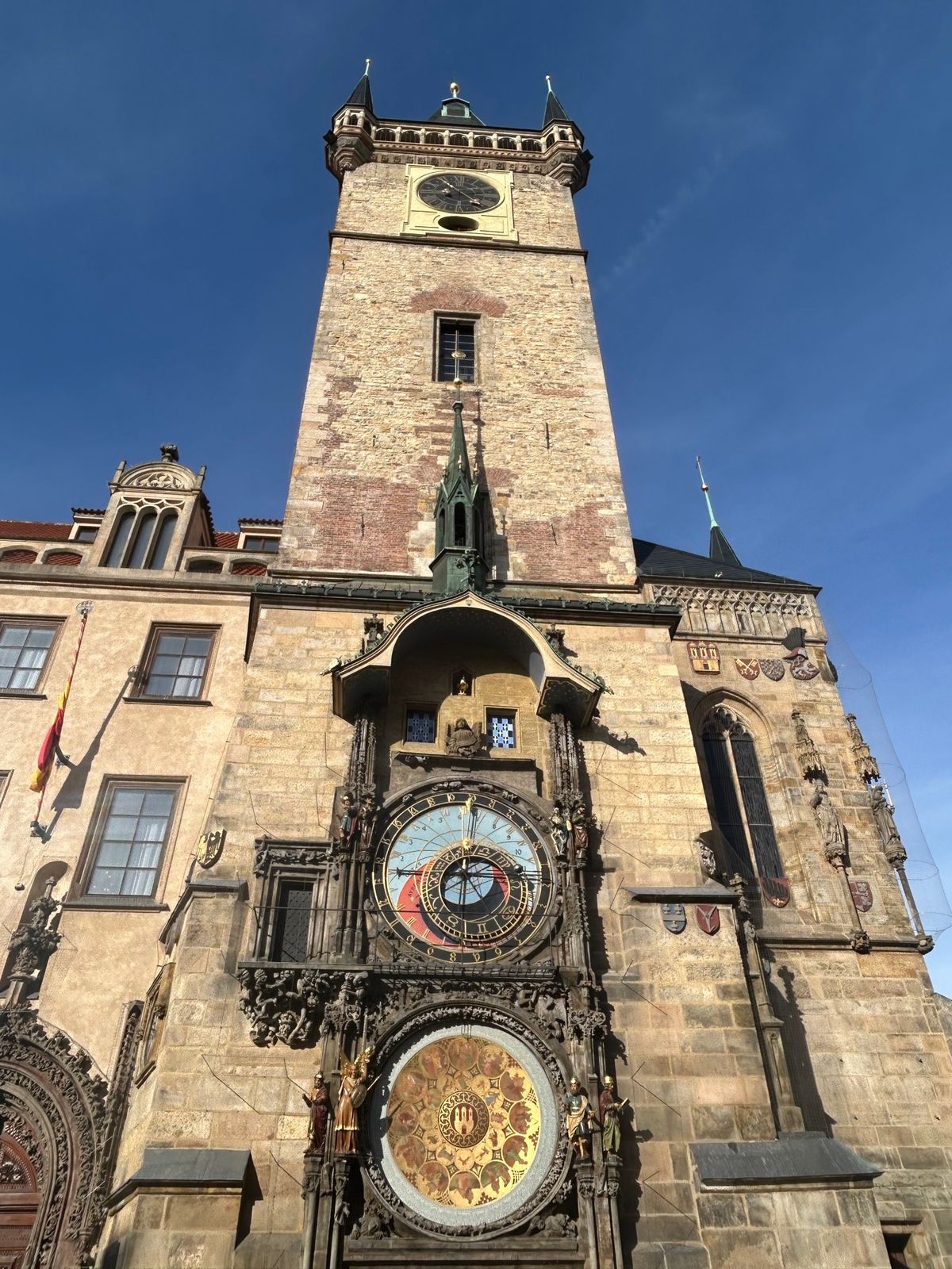 天文時計の前は人集りが凄くて撮影するのも大変でした。
4枚目はルネサンス建...