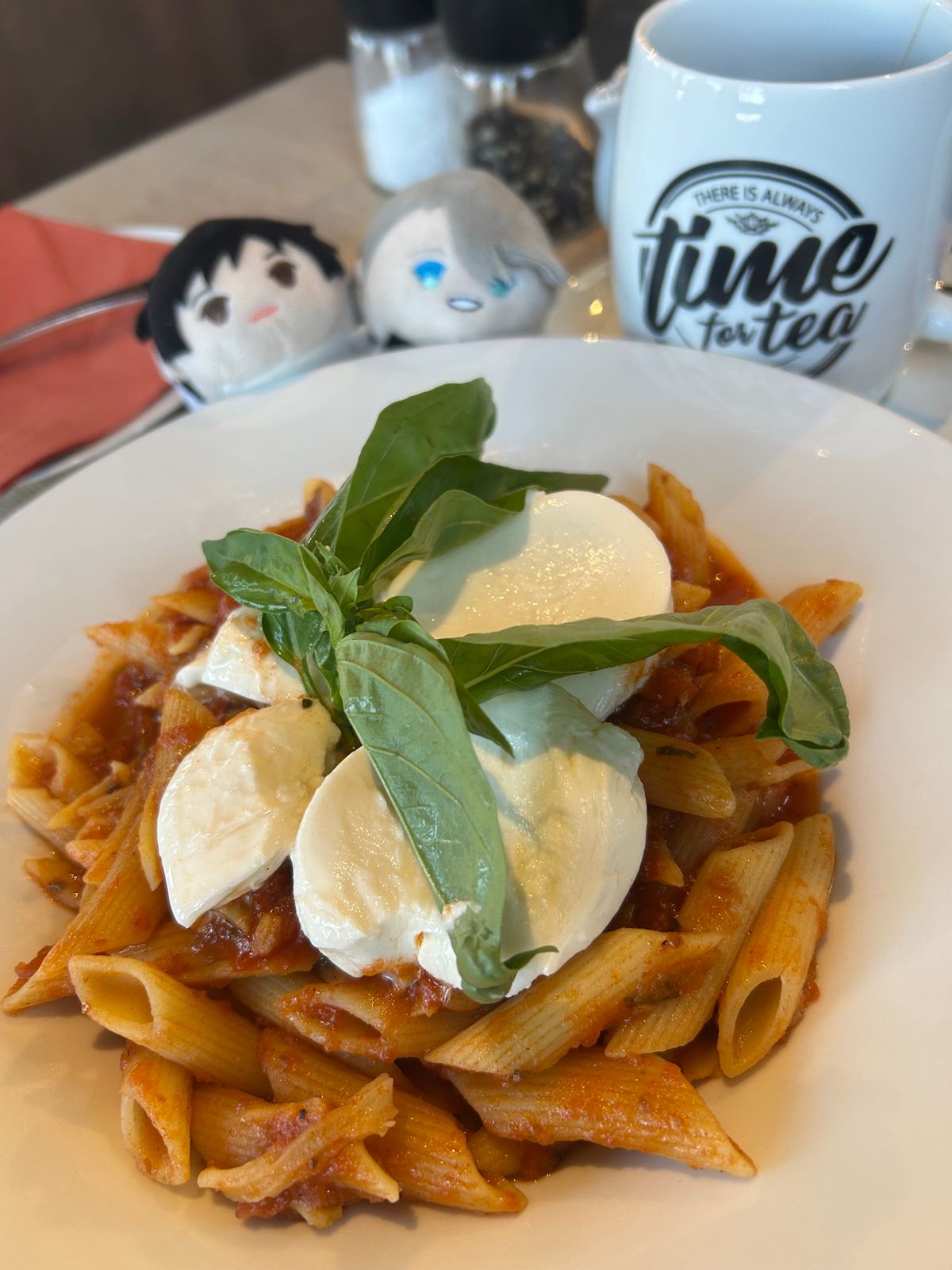 ちょっと遅めのランチをプラハ城外のカフェでしました。
ホントはチェコ料理が...