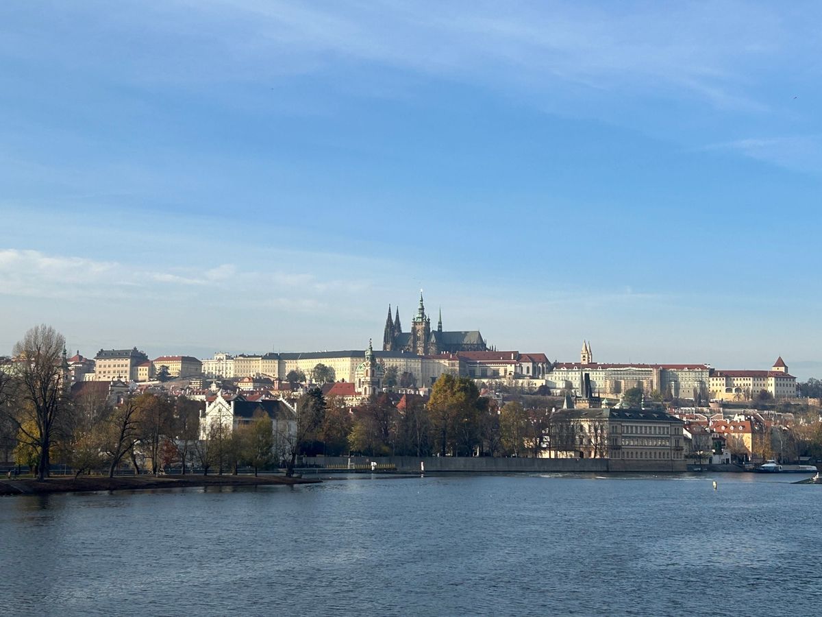 思ったより早くプラハ城が終了したので、トラムを途中で降りてダンシング・ハウ...