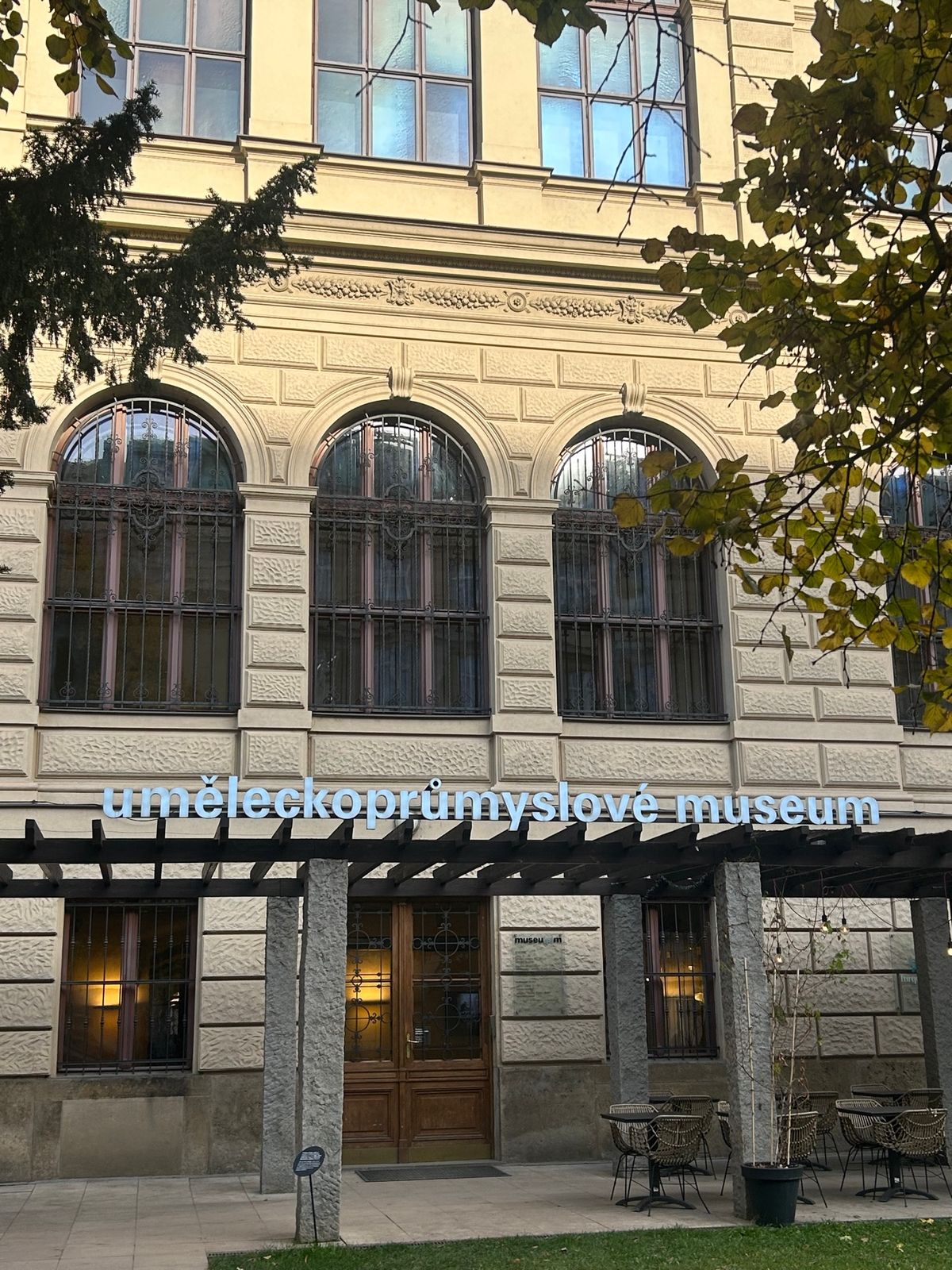 ４日目はまず装飾芸術美術館に行ったのですが、ここでも失敗しました💦
ボヘミ...