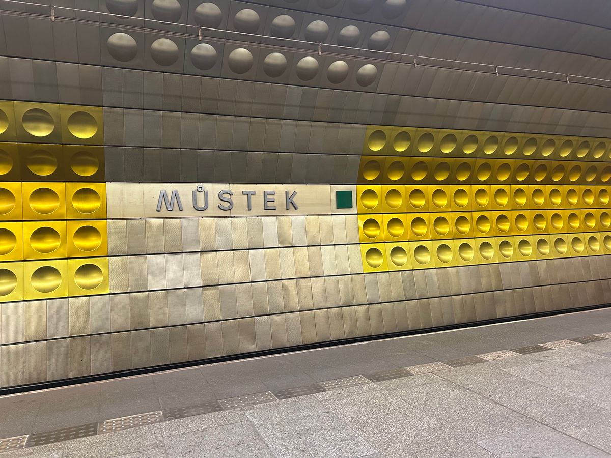 プラハの公共交通機関は地下鉄とトラムとバスなのですが、チケットは共通です。...