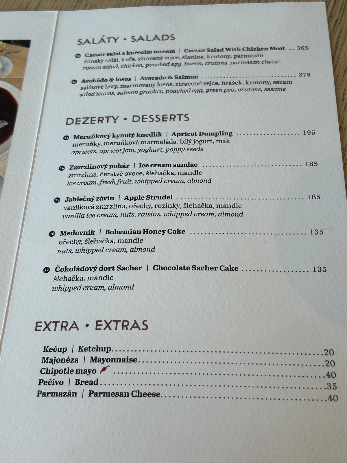 ちょっと遅めのランチをプラハ城外のカフェでしました。
ホントはチェコ料理が...