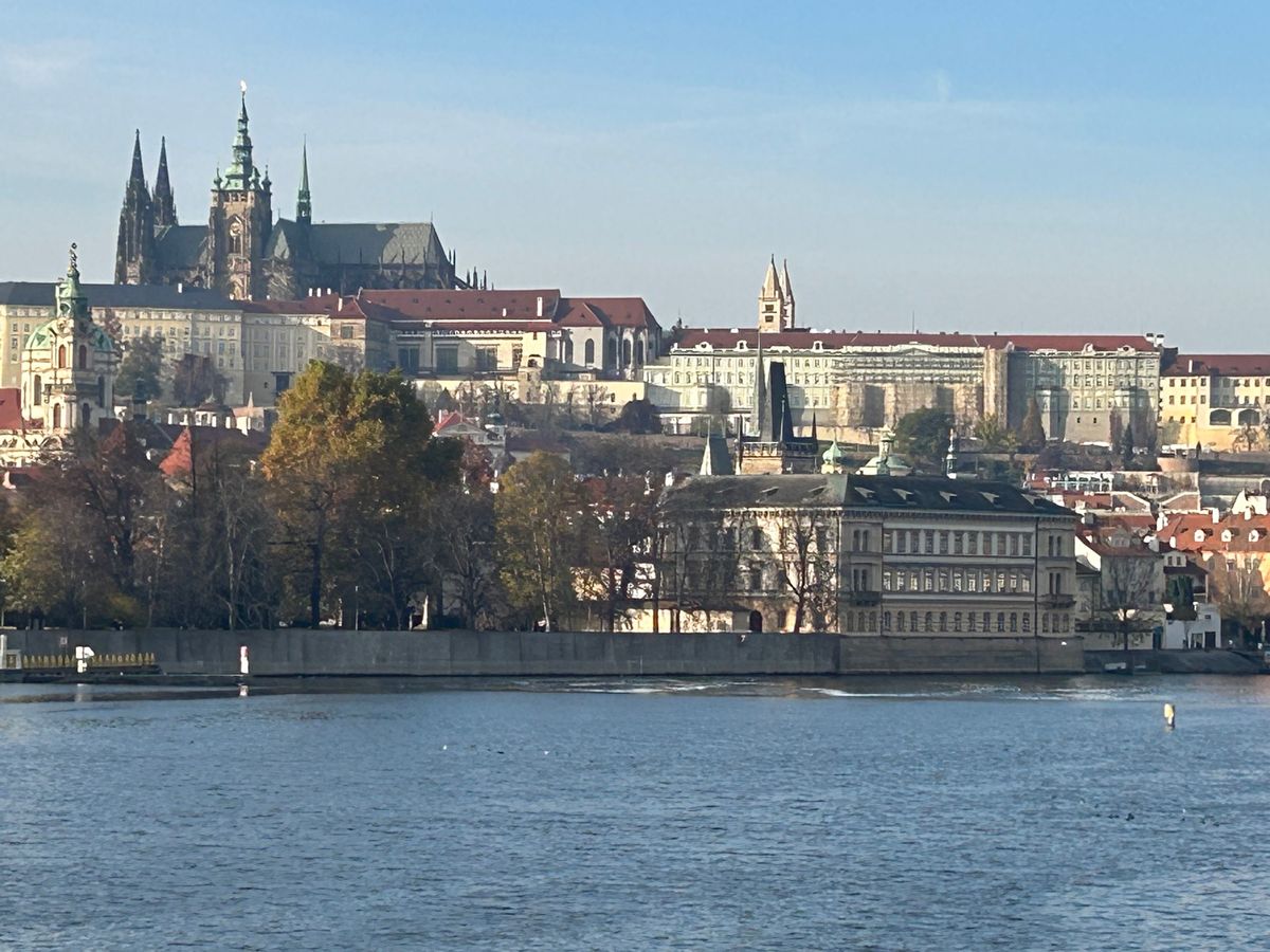 思ったより早くプラハ城が終了したので、トラムを途中で降りてダンシング・ハウ...