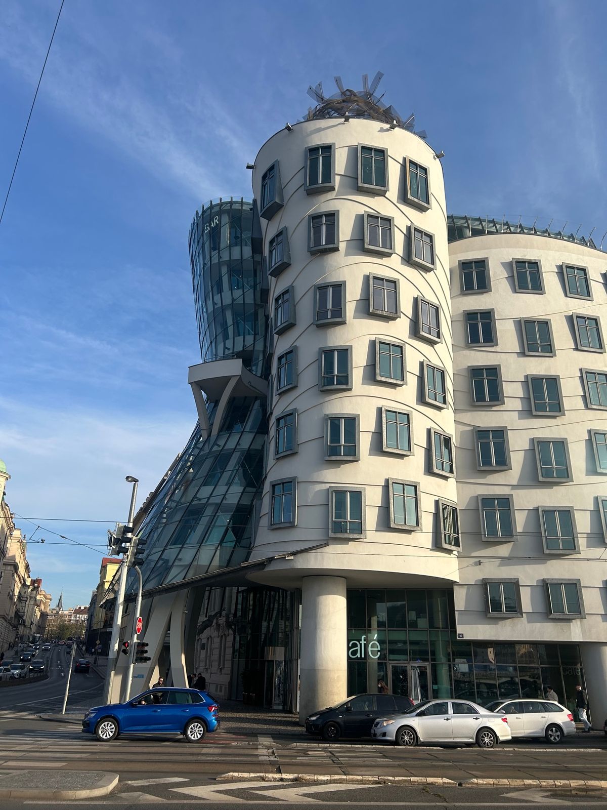 思ったより早くプラハ城が終了したので、トラムを途中で降りてダンシング・ハウ...