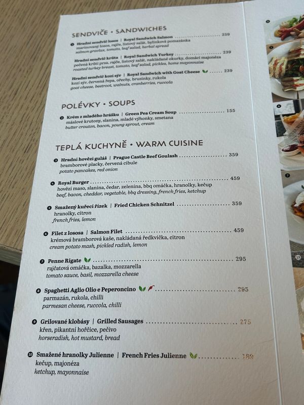 チェコ共和国・プラハ「美しい建築とミュシャを堪能するプラハ」の写真：ちょっと遅めのランチをプラハ城外のカフェ...