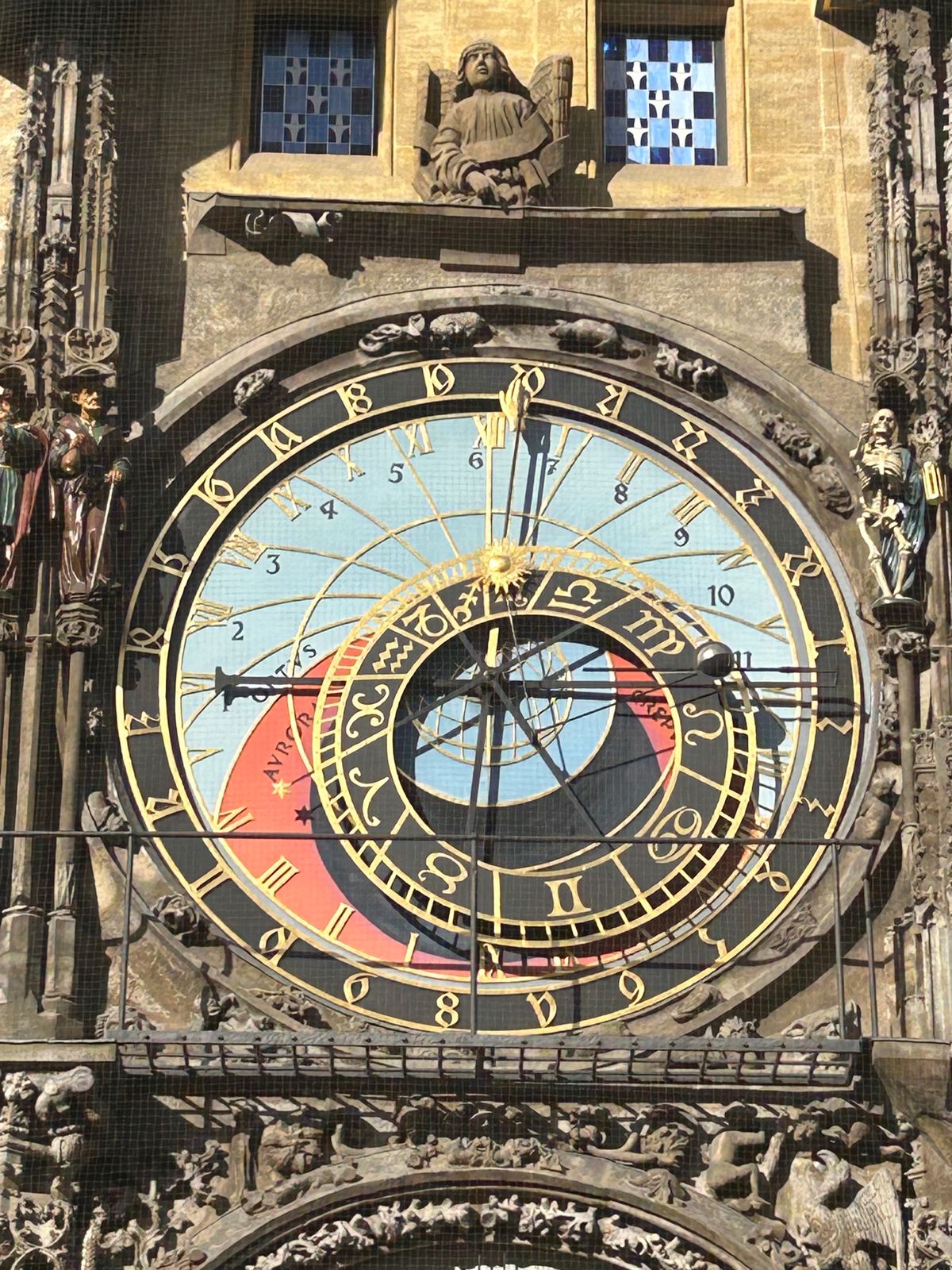 天文時計の前は人集りが凄くて撮影するのも大変でした。
4枚目はルネサンス建...