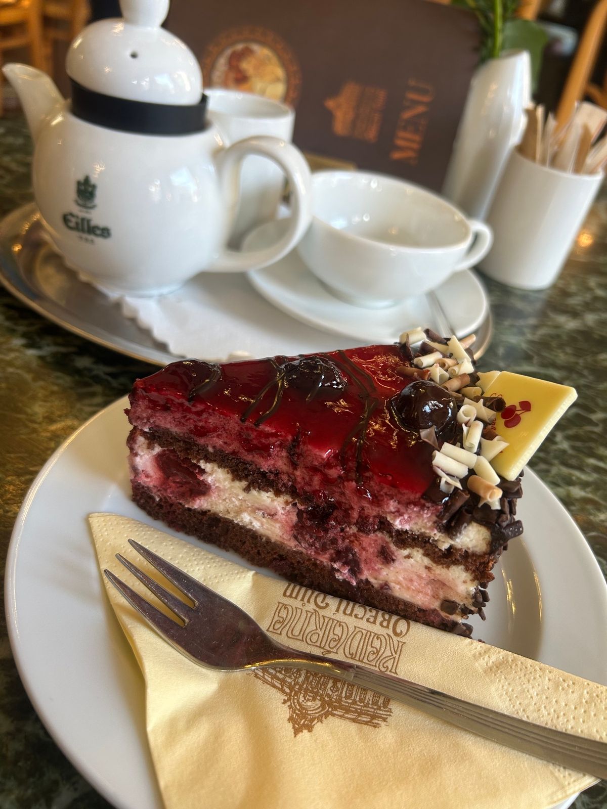 ミュシャが手掛けた『市長の間』が見たくて、市民会館ヘ。
事前の調べが足りて...