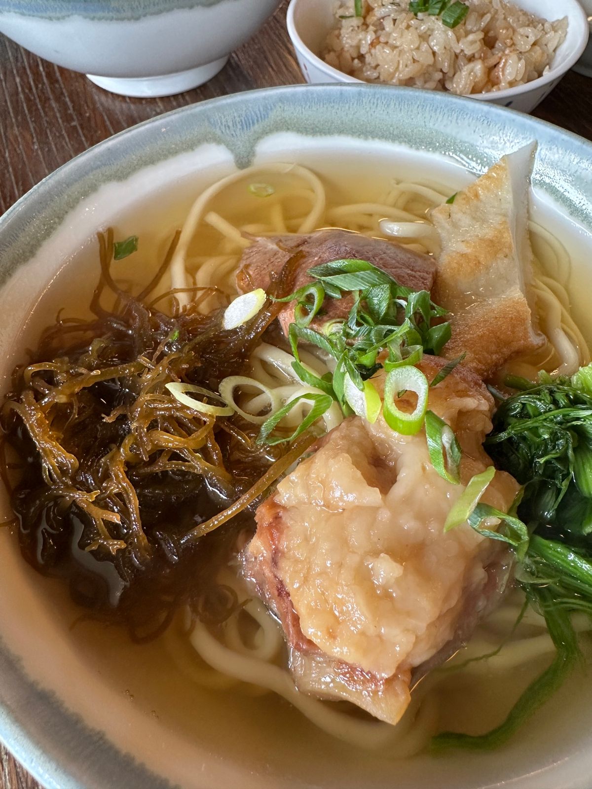 お昼は古謝そばを堪能😋