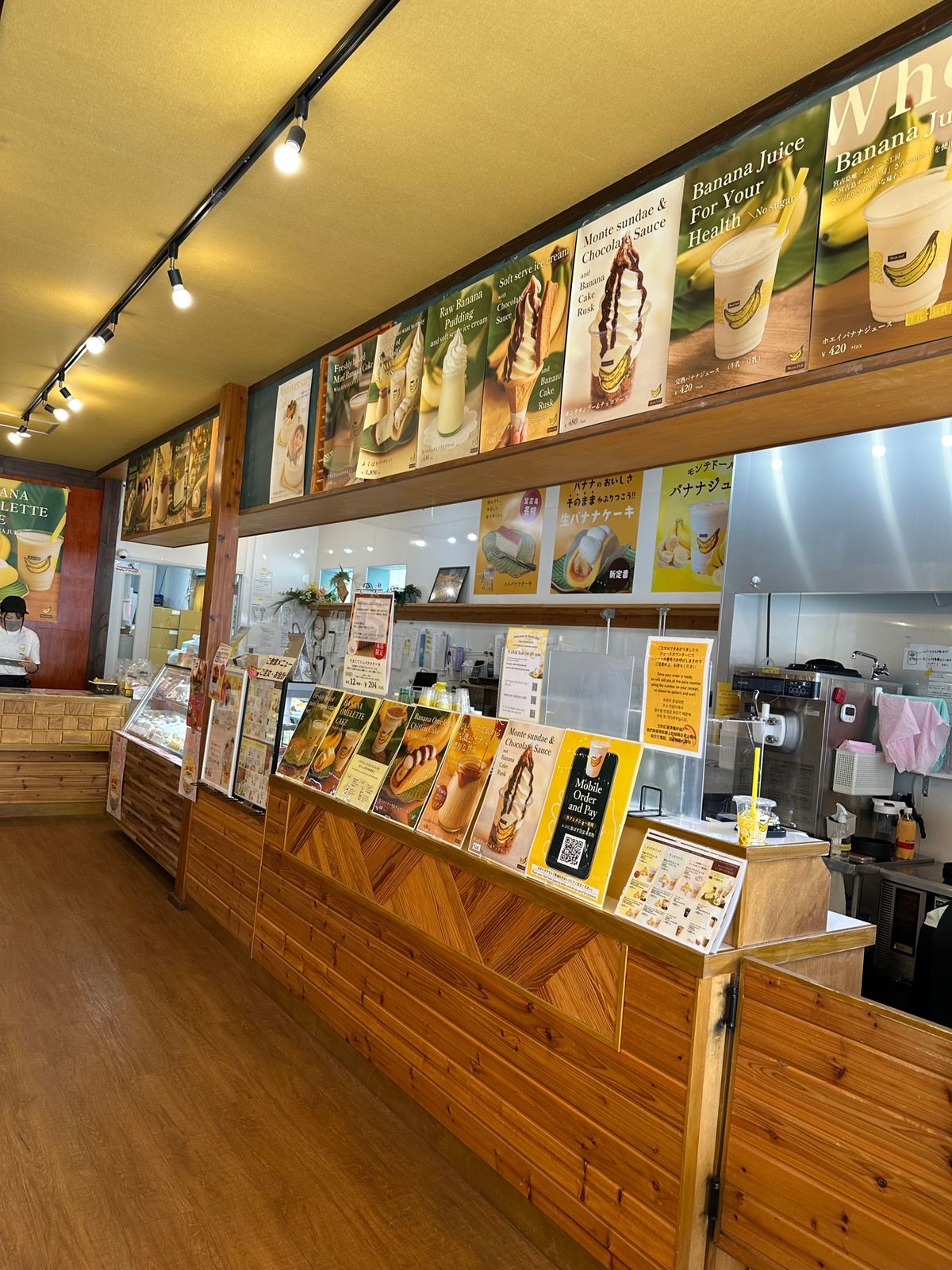 モンテドールでバナナジュースとお土産のバナナケーキを購入