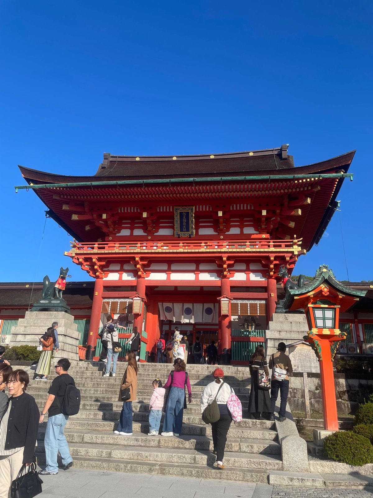 伏見稲荷大社
テレビとかでよく見る千本鳥居！
たくさんの人と長そうな道のり...
