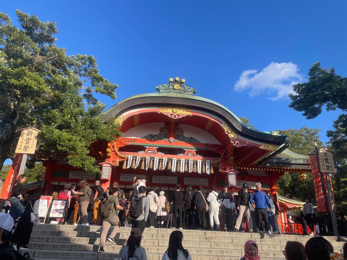 伏見稲荷大社
テレビとかでよく見る千本鳥居！
たくさんの人と長そうな道のり...