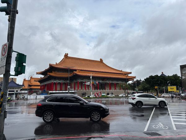 台湾・台北「台湾縦断旅」の写真：中正紀念堂、龍山寺、九份、龍虎塔。