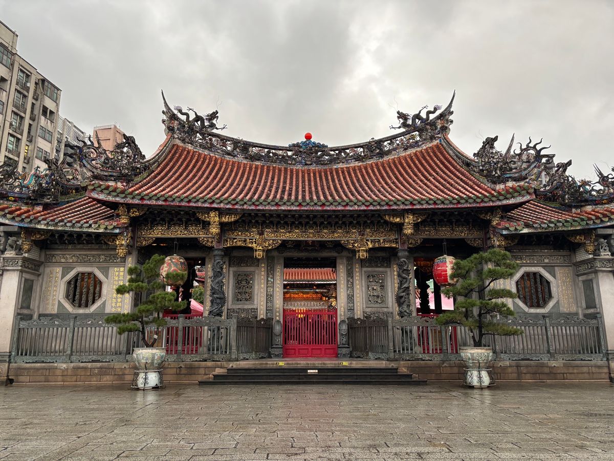 中正紀念堂、龍山寺、九份、龍虎塔。