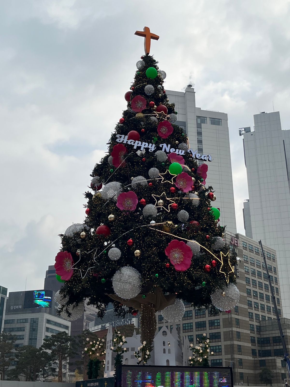 徳寿宮の紅葉と市庁のクリスマスツリー
