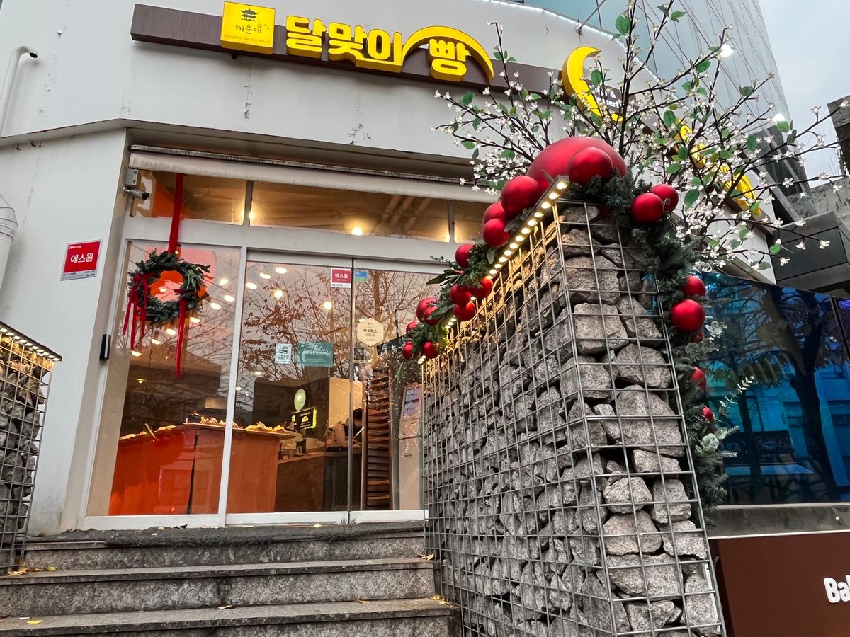 乙支路3路近所
朝は、モッツァレラチーズサンドイッチとヘーゼルナッツラテ
