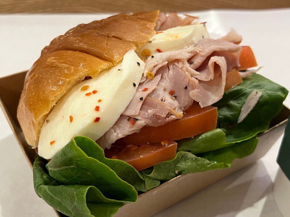 乙支路3路近所
朝は、モッツァレラチーズサンドイッチとヘーゼルナッツラテ
