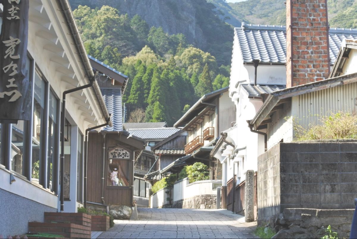 伊万里で鍋島焼き探し
山に囲まれた景色が綺麗で窯がたくさん
お店も結構開いてた