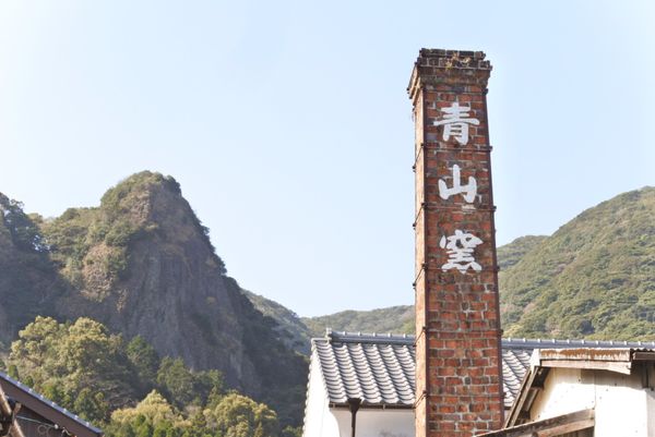 日本・佐賀県「波佐見/有田/長崎/伊万里」の写真：伊万里で鍋島焼き探し
山に囲まれた景色が...