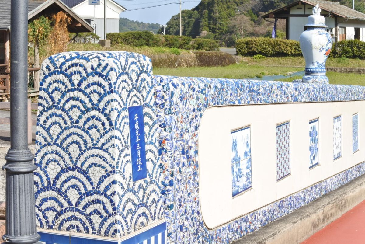 伊万里で鍋島焼き探し
山に囲まれた景色が綺麗で窯がたくさん
お店も結構開いてた