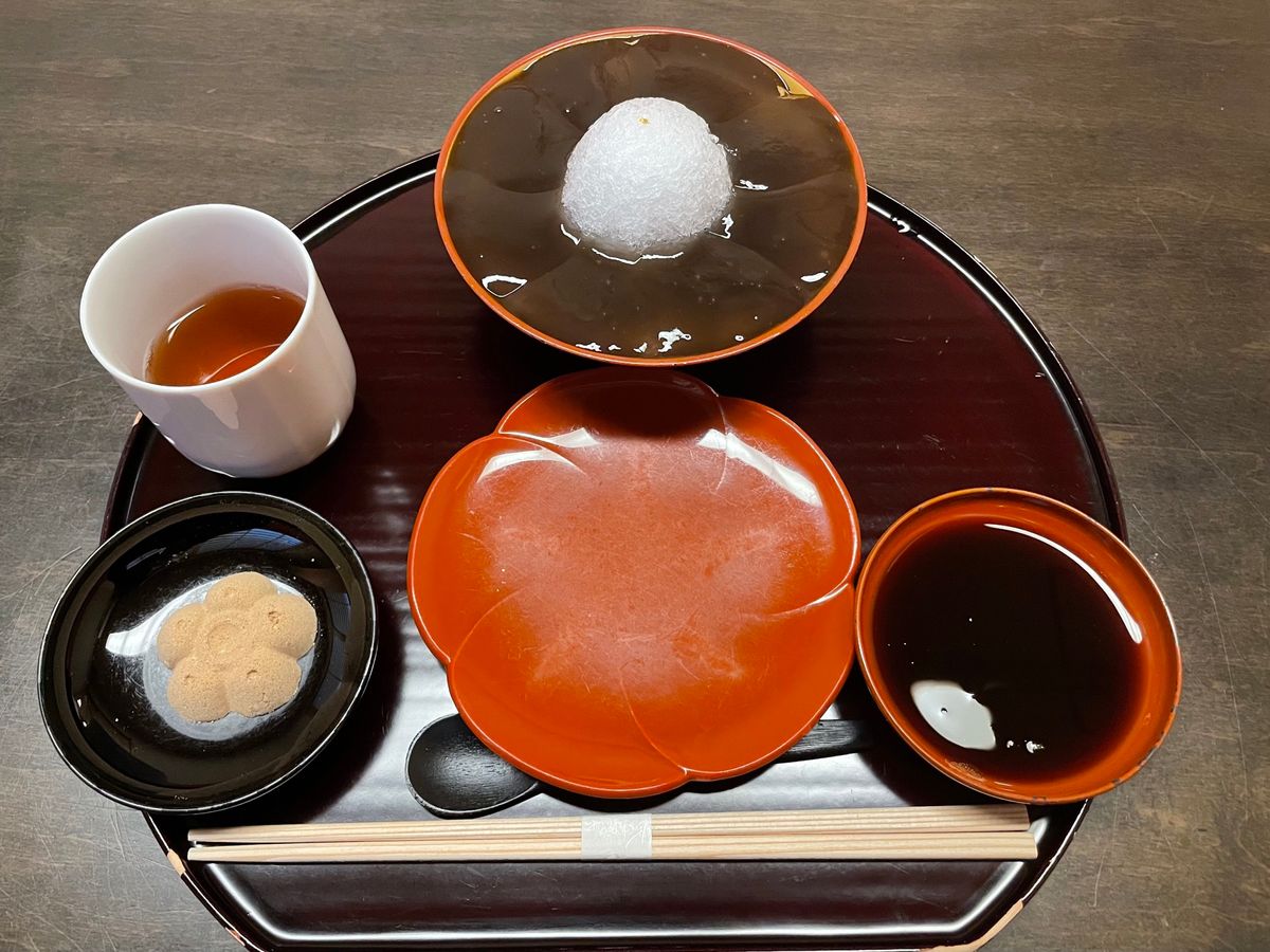 花見小路通りにあるぎおん徳屋で極上わらび餅。大変美味しゅうございました。