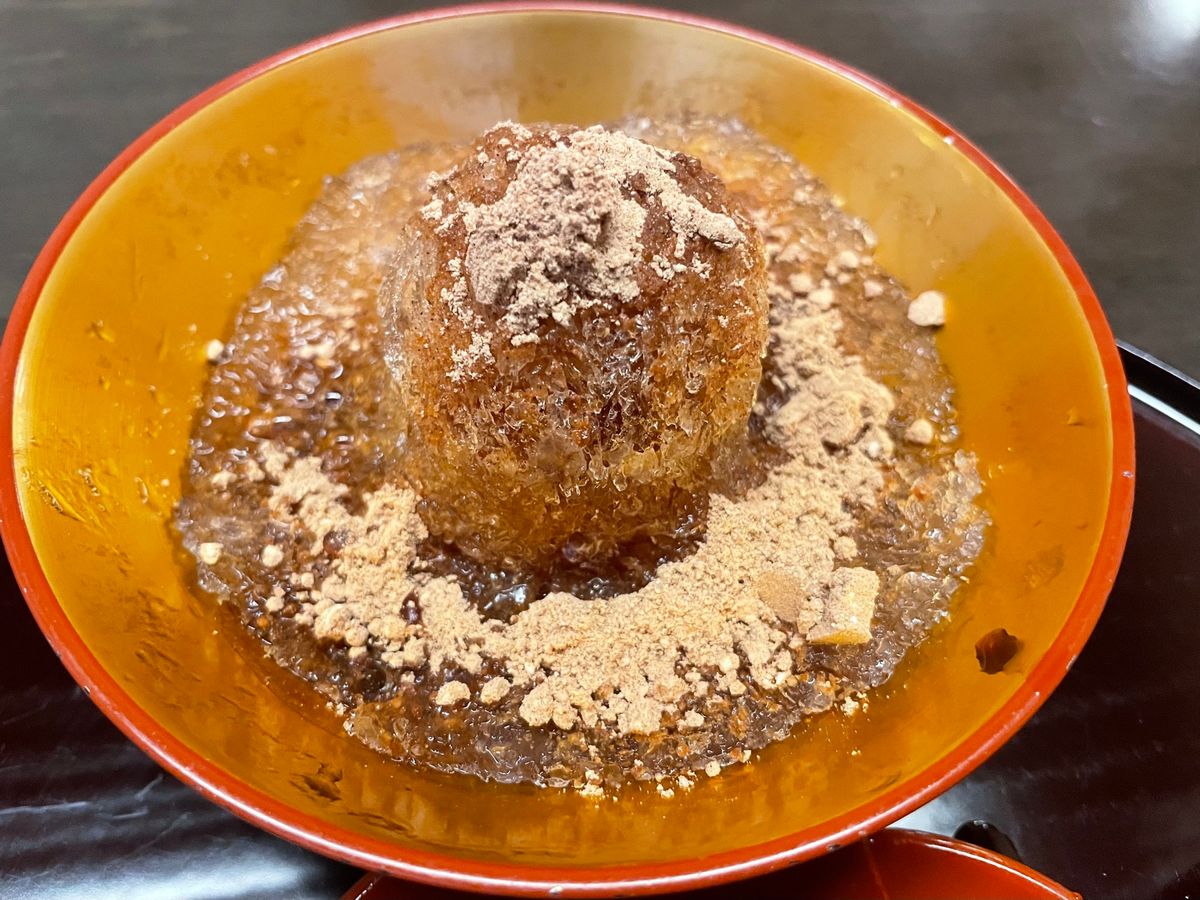 花見小路通りにあるぎおん徳屋で極上わらび餅。大変美味しゅうございました。