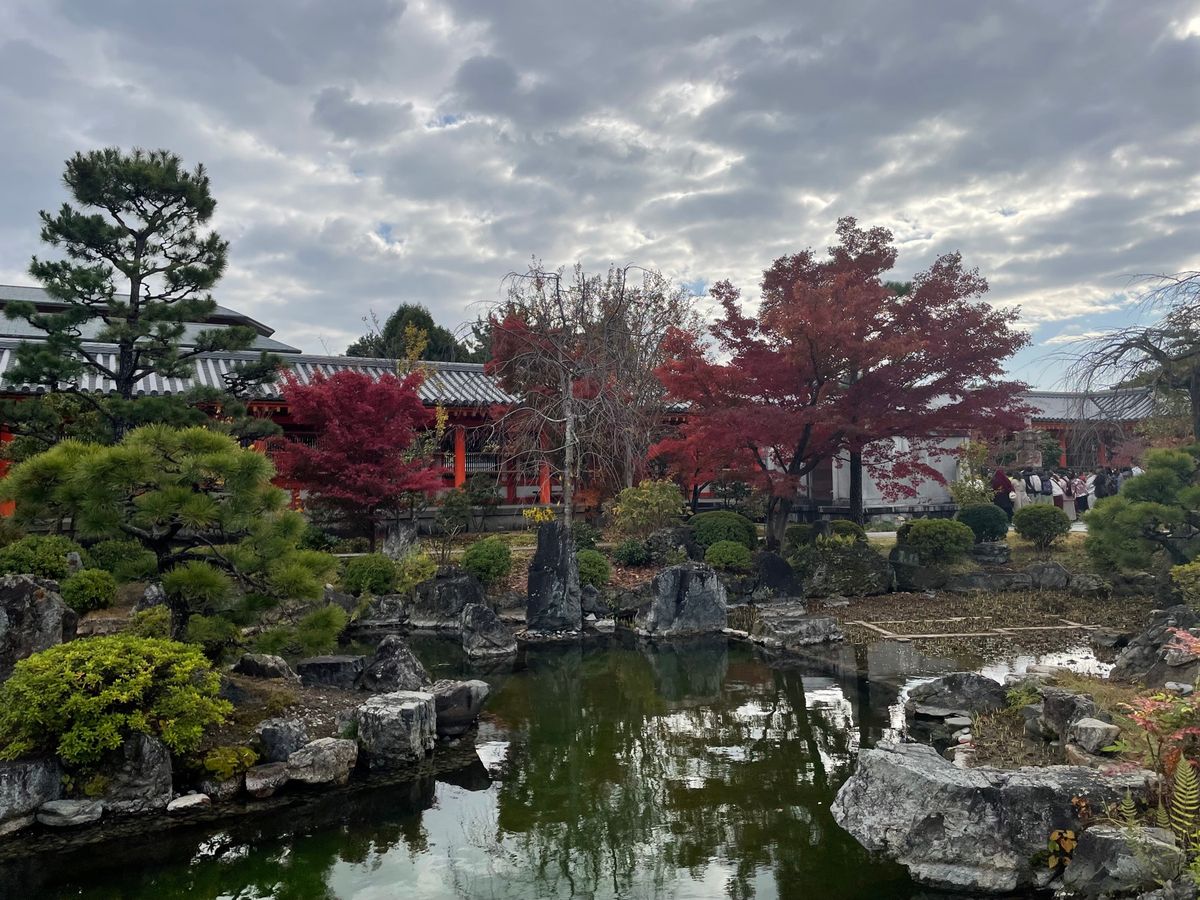三十三間堂です。ここはたくさんの仏像が並んでいます。一つ一つ皆顔が違う。紅...
