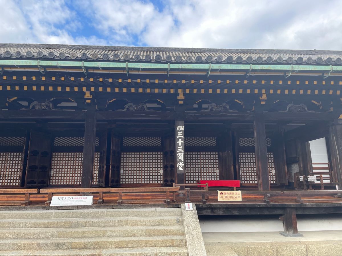 三十三間堂です。ここはたくさんの仏像が並んでいます。一つ一つ皆顔が違う。紅...