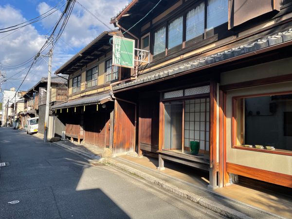 日本・京都府「2025年・京都紅葉」の写真：こういう古い街並みも良いね。