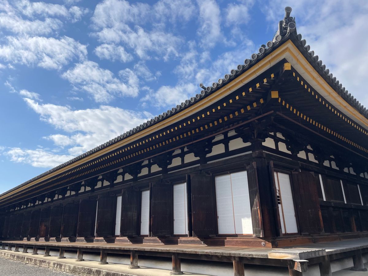 三十三間堂です。ここはたくさんの仏像が並んでいます。一つ一つ皆顔が違う。紅...