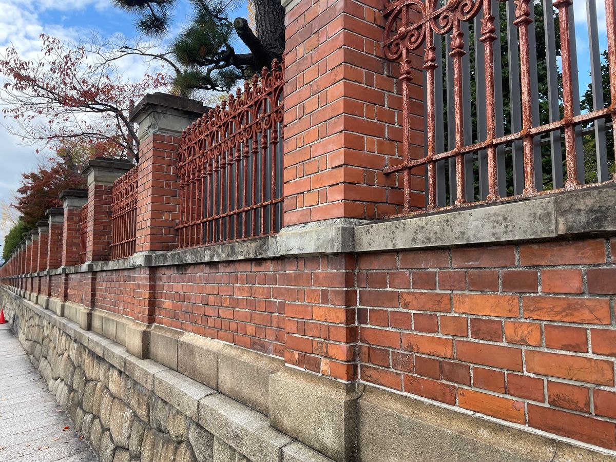 京都国立博物館。残念ながら、ちょうど一時休館中。外からの眺めだけ。