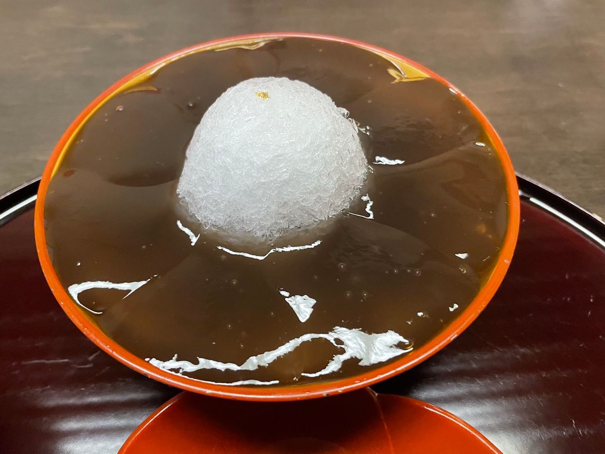 花見小路通りにあるぎおん徳屋で極上わらび餅。大変美味しゅうございました。